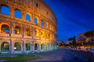 el coliseo de roma iluminado por la noche, italia foto
