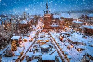 hermosa feria de navidad en el casco antiguo de gdansk al amanecer nevado, polonia