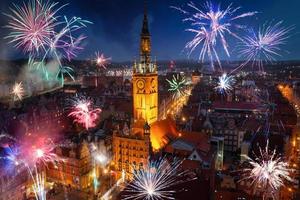 fuegos artificiales de año nuevo sobre el casco antiguo de gdansk, polonia