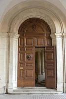 puertas con decoración clásica en roma, italia. foto