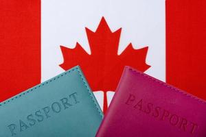 contra la bandera de canadá son pasaportes. foto