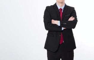 hombre de negocios en traje negro y brazos cruzados aislado sobre fondo blanco. copia espacio y maqueta. concepto de negocio. imagen recortada foto