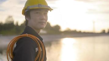 un ingeniero que lleva un casco protector al atardecer. foto