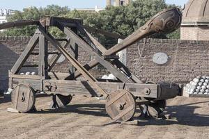 Dispositivo balístico de catapulta medieval de madera. tecnología militar antigua foto