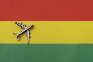 el avión sobre la bandera de bolivia, el concepto de viaje. foto