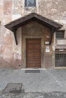 antigua puerta de estilo italiano, la entrada a la iglesia.