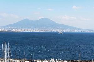 enorme crucero en el mar cerca de nápoles, italia. foto