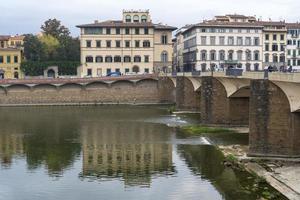 casas en florencia cerca de ponte vecchio en octubre de 2018. foto