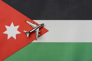 avión sobre la bandera de jordania, el concepto de viaje. foto
