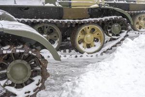 ruedas de oruga de un viejo tanque en el museo de la ciudad. foto