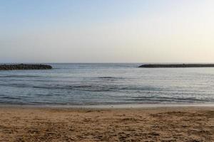 playa de arena en tenerife al atardecer en un día de verano. foto