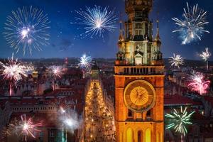 fuegos artificiales de año nuevo sobre el casco antiguo de gdansk, polonia