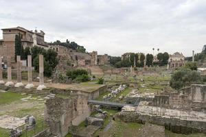 ruinas de la casa de las vestales en el foro romano. Roma, Italia foto