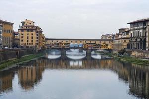 casas en florencia cerca de ponte vecchio en octubre de 2018. foto