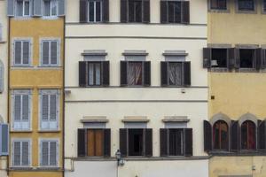 ventanas de casas de casas antiguas de roma en italia. foto