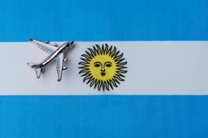 avión sobre la bandera argentina, el concepto de viaje. foto