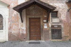 antigua puerta de estilo italiano, la entrada a la iglesia. foto