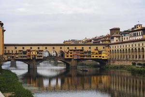 casas en florencia cerca de ponte vecchio en octubre de 2018. foto