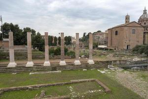 ruinas de la casa de las vestales en el foro romano. Roma, Italia foto