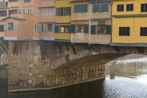 casas en florencia cerca de ponte vecchio en octubre de 2018. foto