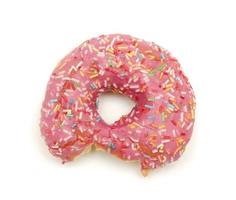 el donut rosa mordido aislado sobre fondo blanco foto