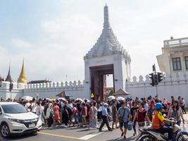 templo wat phra kaew del buda esmeralda bangkok tailandia 31 de diciembre de 2018 muchos turistas frente al gran palacio en el último día del año 2018 viajando en bangkok tailandia. foto