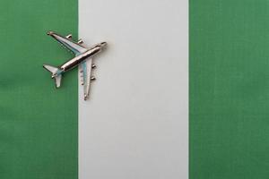 avión sobre el concepto de viaje de la bandera de nigeria. foto