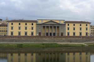 ventanas de casas de casas antiguas de roma en italia. foto