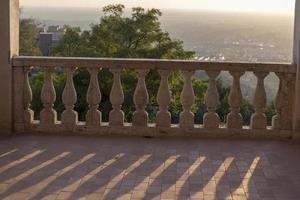 barandilla de mármol en villa d'este en tivoli. foto