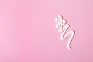 gotas de crema cosmética o curativa en superficie rosa con espacio de copia foto