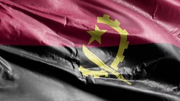 Angola-Textilfahne weht auf der Windschleife. angolanische Fahne, die auf der Brise schwankt. Stoff Textilgewebe. voll ausfüllender Hintergrund. 10 Sekunden Schleife. video