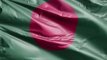 bangladesh flagga långsamt viftande på vindslingan. bangladeshisk banner som svajar smidigt på vinden. full fyllning bakgrund. 20 sekunders loop. video