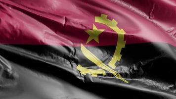 drapeau angola agitant sur la boucle du vent. bannière angolaise se balançant sur la brise. fond de remplissage complet. Boucle de 10 secondes. video
