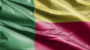 Benin-Flagge weht langsam auf der Windschleife. Benin-Banner wiegt sich sanft im Wind. voll ausfüllender Hintergrund. 20 Sekunden Schleife. video