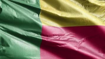 bandeira têxtil benin acenando lentamente no loop de vento. bandeira benin balançando suavemente na brisa. tecido tecido têxtil. fundo de preenchimento completo. Ciclo de 20 segundos. video