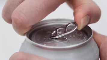 primer proceso de apertura con lata de cerveza de aluminio por los dedos de la mujer