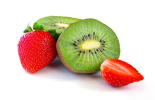 primer plano de kiwi y fresa maduros y jugosos foto