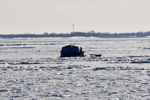 invierno en manitoba - pesca en hielo en el lago winnipeg foto