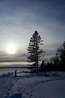 invierno en manitoba - puesta de sol sobre un lago congelado foto