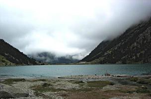vista de un lago glacial en los pirineos foto
