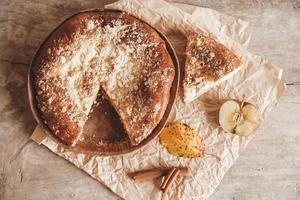 Tarta de manzana casera en rodajas sobre textura de fondo de madera vintage. vista superior. copiar, espacio vacío para texto foto