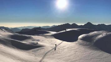 excursionista esquiador en las altas montañas video
