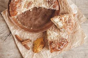 Tarta de manzana casera en rodajas sobre textura de fondo de madera vintage foto