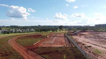 nybyggnation av en parkeringsplats och park på södra sidan av brule marx park i brasilien, brasilien video