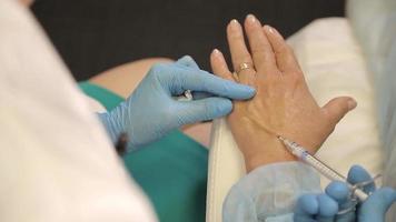 injectie botox naald spuit onder de vrouw hand huid, aanscherping procedure; video