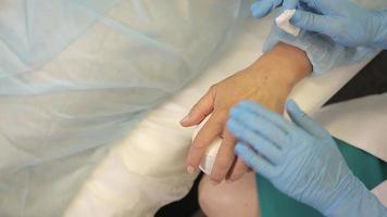 seringa de agulha de botox de injeção sob a pele da mão da mulher, procedimento de aperto video