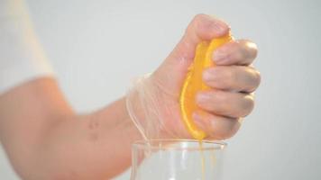 espremer suco de laranja em um copo