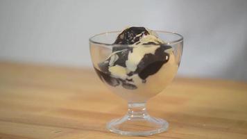 Eiscreme-Vanillegelato wird mit Schokolade und Mandeln bestreut video