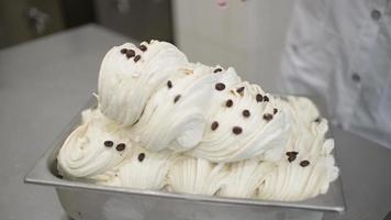 fábrica de producción de helados - el helado se espolvorea con granos de café video