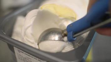 primo piano gelato al latte plomber che esce dal contenitore in un cono video